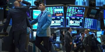 Acciones y bonos muestran un rebote leve luego de que Milei firmó el decreto