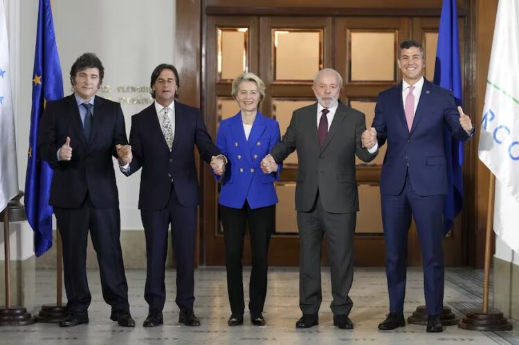 Javier Milei, Luis Lacalle Pou, Ursula von der Leyen (Unión Europea) LuizInacio Lula da Silva y Santiago Pena durante la cumbre del Mercosur en Uruguay.