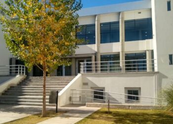 La Justicia ordenó el inmediato cese de publicaciones que exponen a adolescentes portando armas de fuego