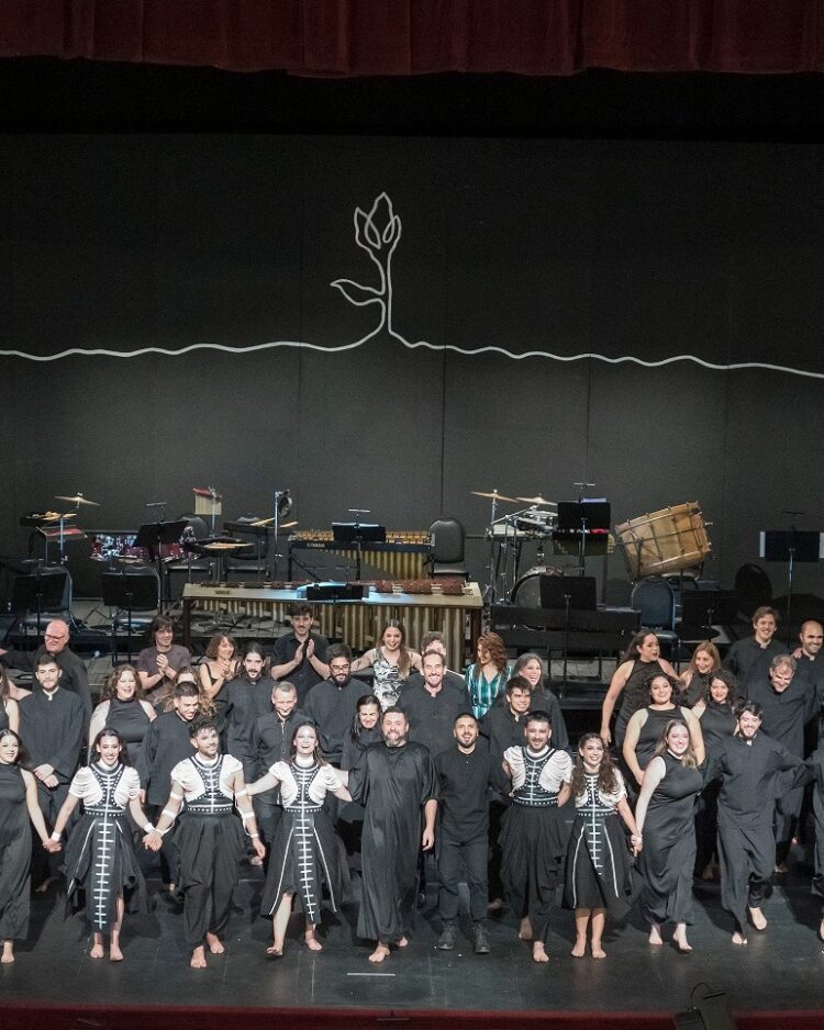 El concierto en homenaje a la tierra combina estilos y crea diferentes climas por su variedad artística.