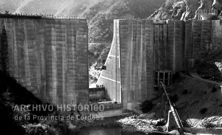 La imagen brindada por el archivo provincial muestra el trabajo de construcción del Dique San Roque.
