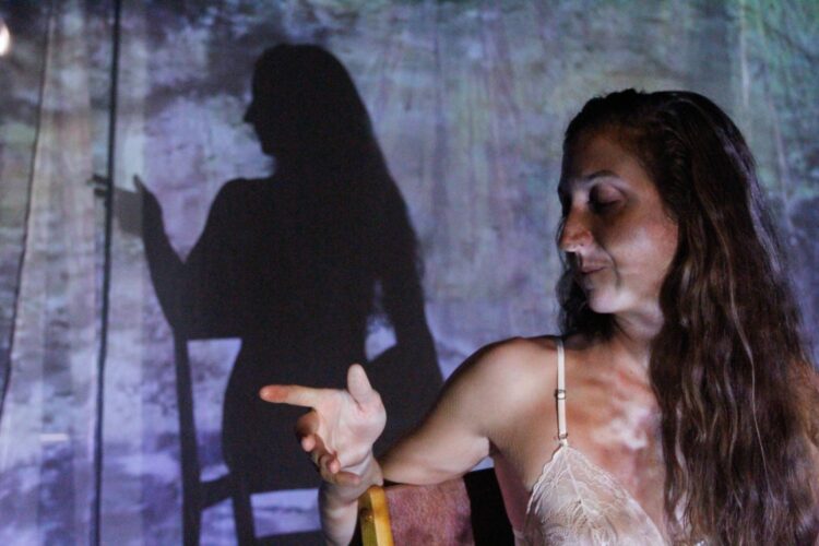 “Luz al tiempo” utiliza diferentes recursos narrativos para crear una puesta inmersiva.