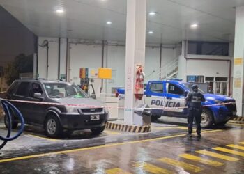 Investigan a policías por la muerte de un hombre en una estación de servicio