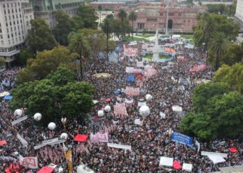 Masiva marcha en Plaza de Mayo por el Día de Memoria con duras críticas al Gobierno