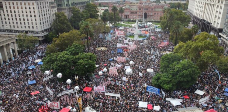 Vista de dron de la Plaza de Mayo durantea movilización del 24 de marzo de 2025 en la Ciudad Autónoma de Buenos Aires. FOTO Francisco Loureiro