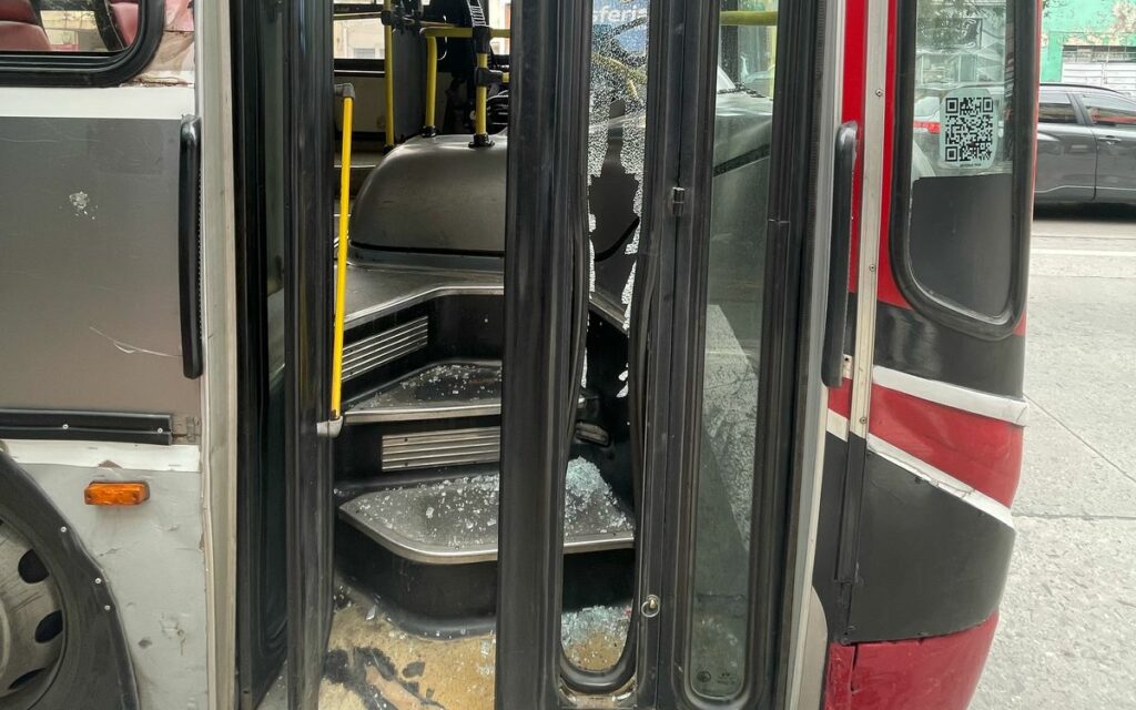 Rompió la puerta del colectivo tras intentar subir en una parada incorrecta