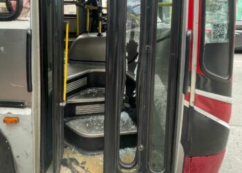 Rompió la puerta del colectivo tras intentar subir en una parada incorrecta