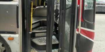 Rompió la puerta del colectivo tras intentar subir en una parada incorrecta