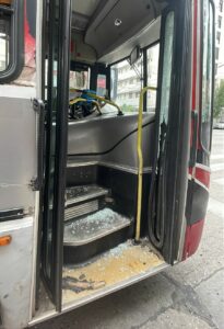 Rompió la puerta del colectivo tras intentar subir en una parada incorrecta