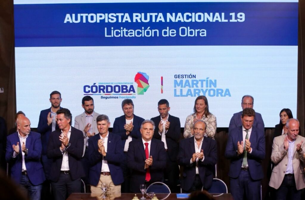 En un plazo de 18 meses, Llaryora expone a Milei y se compromete a finalizar una obra vial estratégica