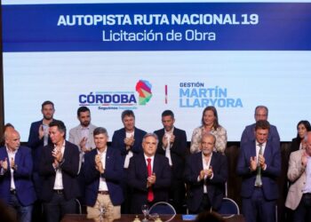 En un plazo de 18 meses, Llaryora expone a Milei y se compromete a finalizar una obra vial estratégica