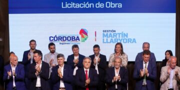 En un plazo de 18 meses, Llaryora expone a Milei y se compromete a finalizar una obra vial estratégica