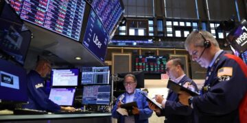 Los mercados operan en rojo y el riesgo  país vuelve a superar los 700 puntos
