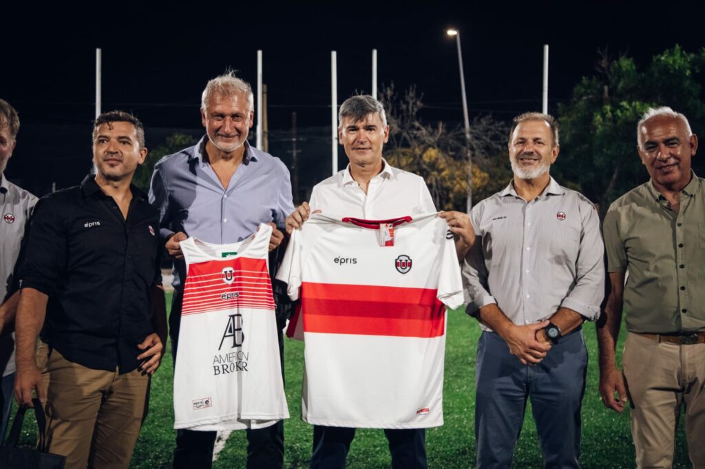 El Club Universitario reabrió una de sus canchas con una nueva carpeta de césped sintético