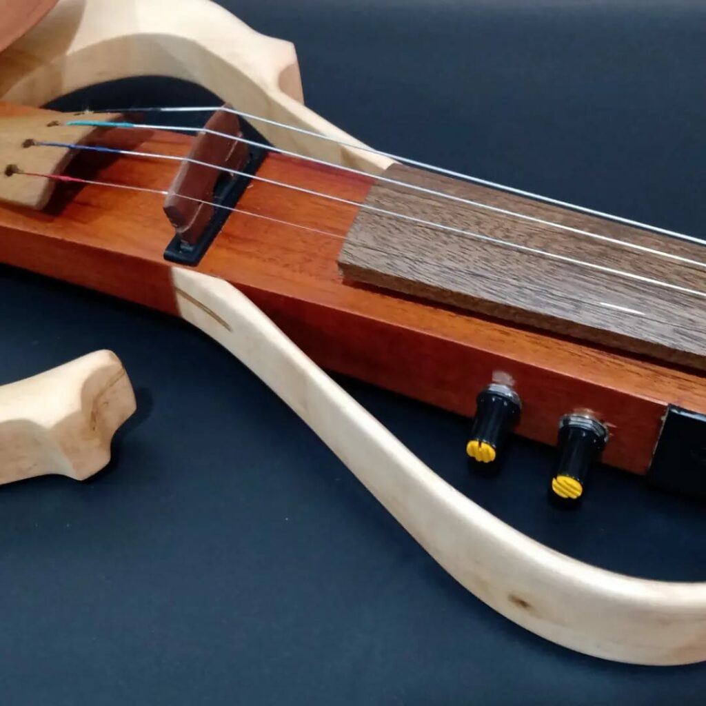 Luthiers, un oficio ancestral que sigue resonando en el siglo 21