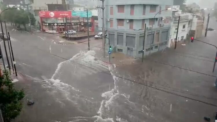 Intensas lluvias y tormentas afectan a Córdoba: cortes de luz y caos en el tránsito