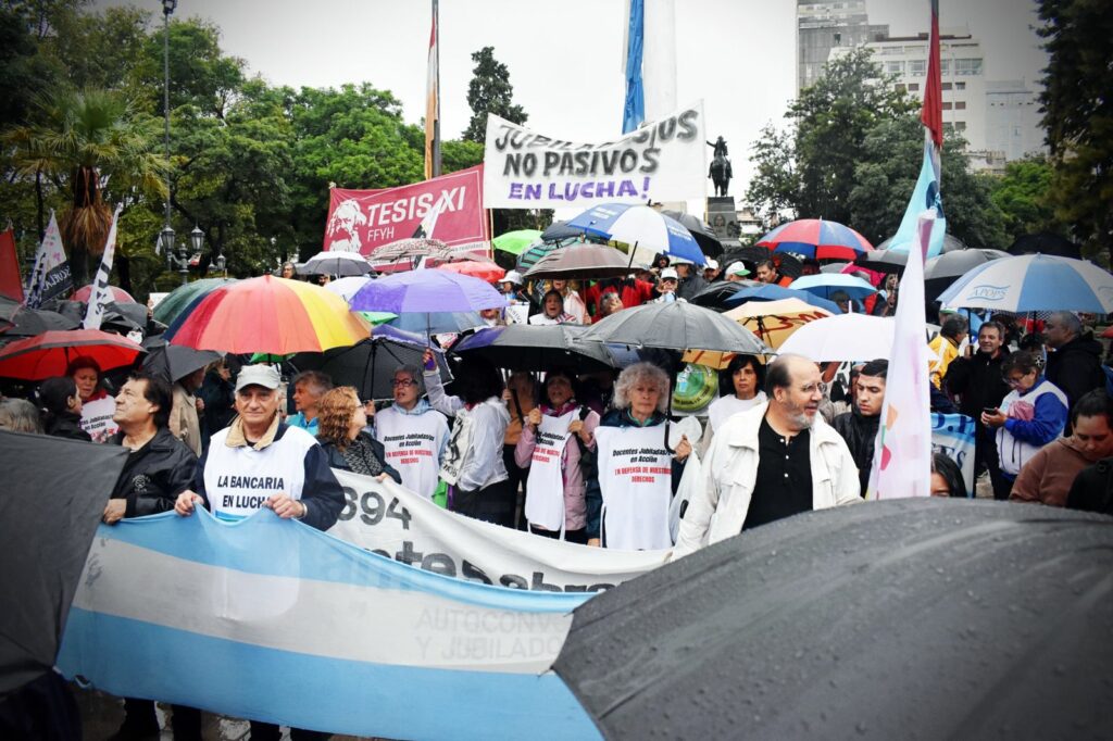 La CGT Córdoba y ambas CTA marcharon junto a los jubilados cordobeses