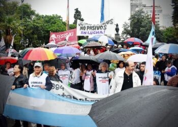 La CGT Córdoba y ambas CTA marcharon junto a los jubilados cordobeses