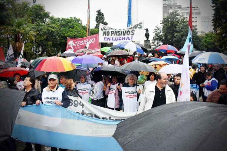 Jubilados de la provincia se manifestaron en esta capital.