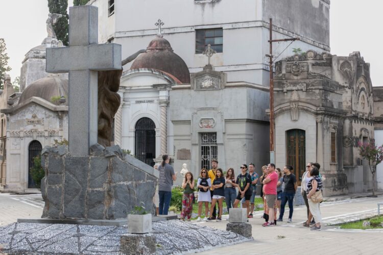 El sábado se podrá conocer la vida de mujeres que fueron parte de nuestro legado cultural y la historia de quien fuera amigo y bajista de Rodrigo Bueno.