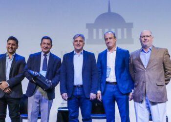 Llaryora participó en la conferencia organizada por el Parlamento y Fe Internacional