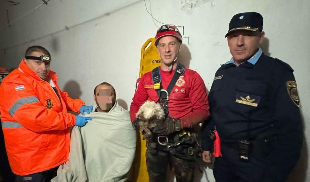 Un hombre y su perro cayeron a un pozo negro y fueron rescatados por Bomberos