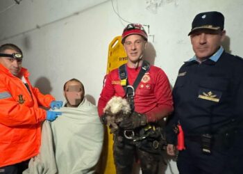 Un hombre y su perro cayeron a un pozo negro y fueron rescatados por Bomberos