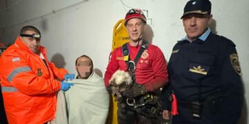 Un hombre y su perro cayeron a un pozo negro y fueron rescatados por Bomberos