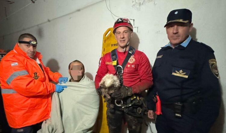 Un hombre y su perro cayeron a un pozo negro y fueron rescatados por Bomberos