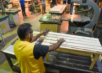 Internos hicieron bancos y equipamiento deportivo para el Campo de La Ribera