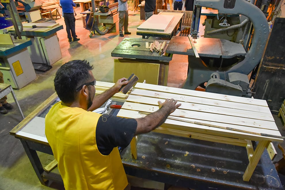 Internos hicieron bancos y equipamiento deportivo para el Campo de La Ribera