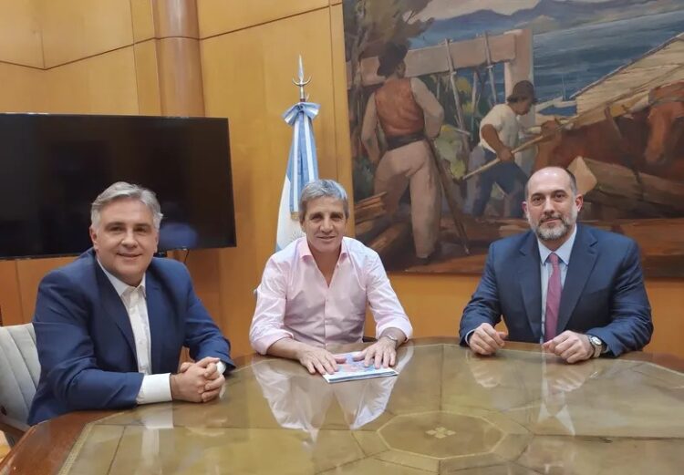 Gobernador Martín Llaryora, ministro economía de la Nación, Luis Caputo y ministro de economía de la Provincia, Guillermo Acosta.