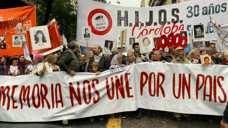 Unos 150 mil cordobeses marcharon pese a la lluvia