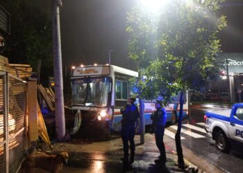 Un colectivo interurbano chocó contra una maderera y quedó incrustado
