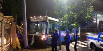 Un colectivo interurbano chocó contra una maderera y quedó incrustado
