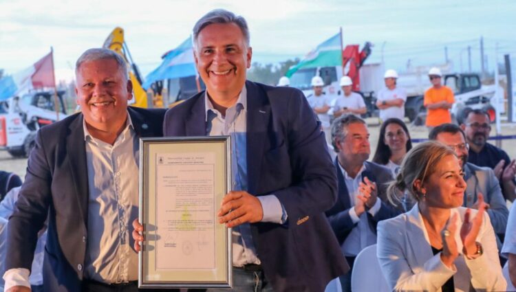 Gustavo Benedetti, intendente de Arroyito, junto al gobernador Martín Llaryora.
