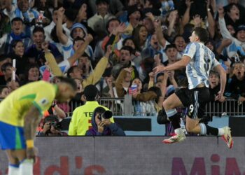 Ya clasificada, Argentina humilló a Brasil: 4 a 1 en el Monumental