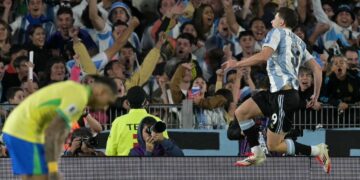 Ya clasificada, Argentina humilló a Brasil: 4 a 1 en el Monumental