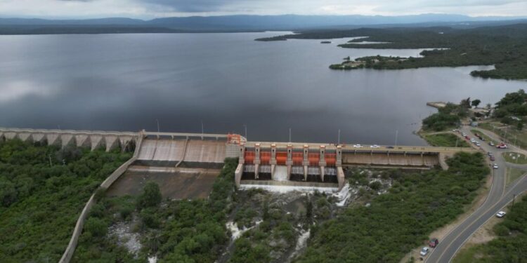 Desde el aire, así se ve el Embalse Cruz del Eje: superó el nivel de vertedero
