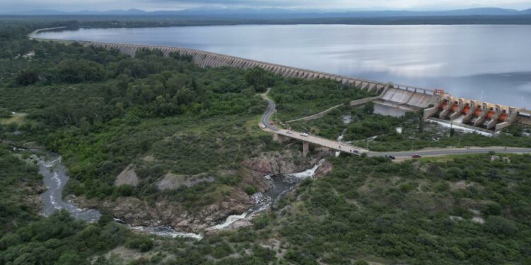 Desde el aire, así se ve el Embalse Cruz del Eje: superó el nivel de vertedero