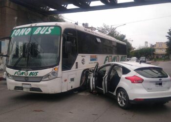 Atropelló a un policía, intentó huír y chocó a una camioneta y un colectivo