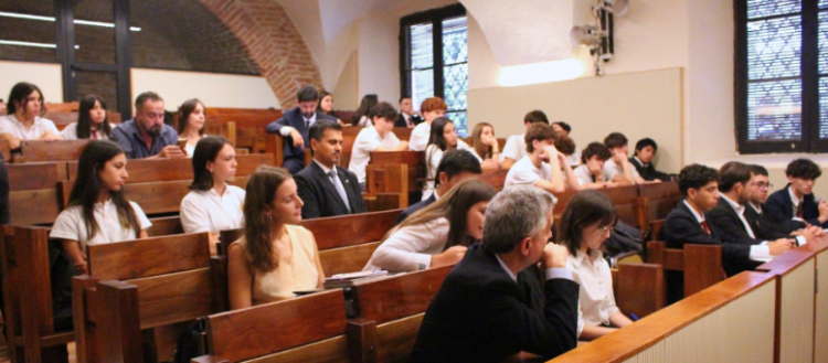 La actividad, orientada a promover la participación ciudadana, involucró a jóvenes en roles judiciales en un caso de violencia de género.