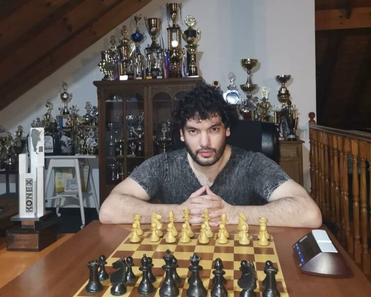 Ajedrez y superación personal: la ruta hacia el éxito de Sandro Mareco