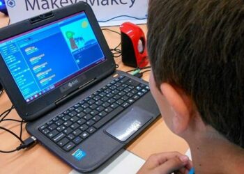 Las escuelas municipales integrarán contenidos sobre inteligencia artificial y derechos digitales