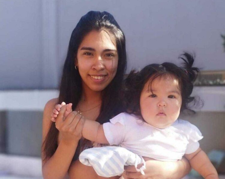 Valentina Abigail Echenique, de 18 años, junto  a su hija Sofía Martina Echenique Villagra de un año.