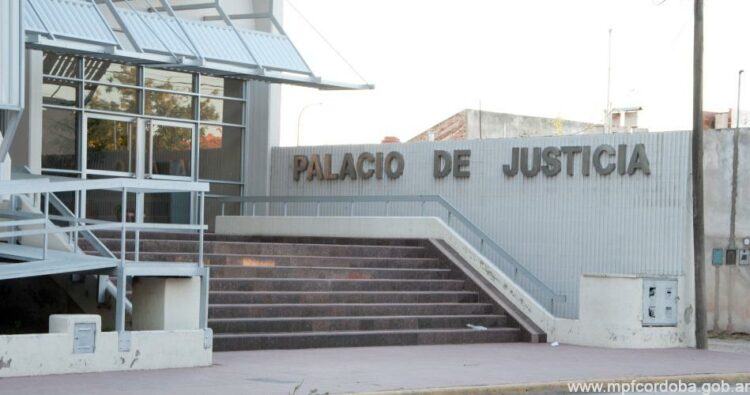 Van a juicio una empleada del Poder Judicial y su padre por el uso de certificados médicos falsos