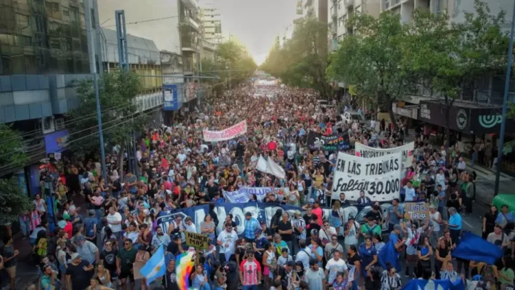 Hinchas cordobeses apoyan la lucha de los jubilados