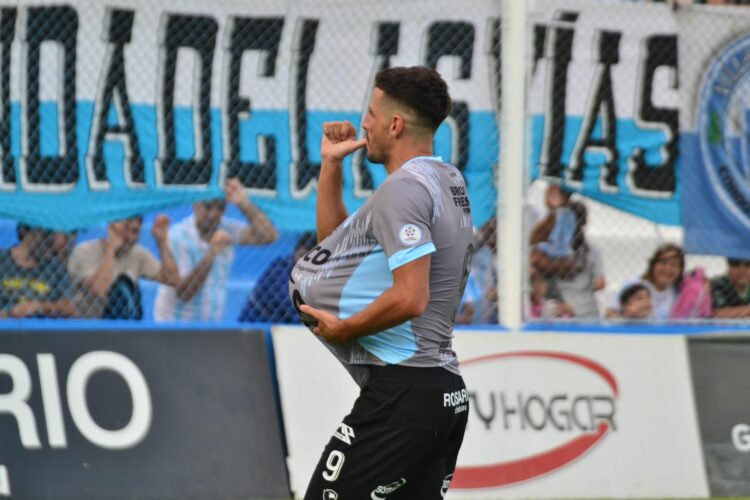 Pablo Chavarría concretó la goleada y marcó su primer gol en la Academia.