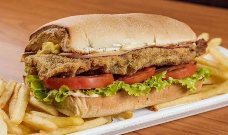 El 18 de marzo se celebra el Día del Sándwich de Milanesa en Argentina, rindiendo homenaje a este clásico de la gastronomía nacional.