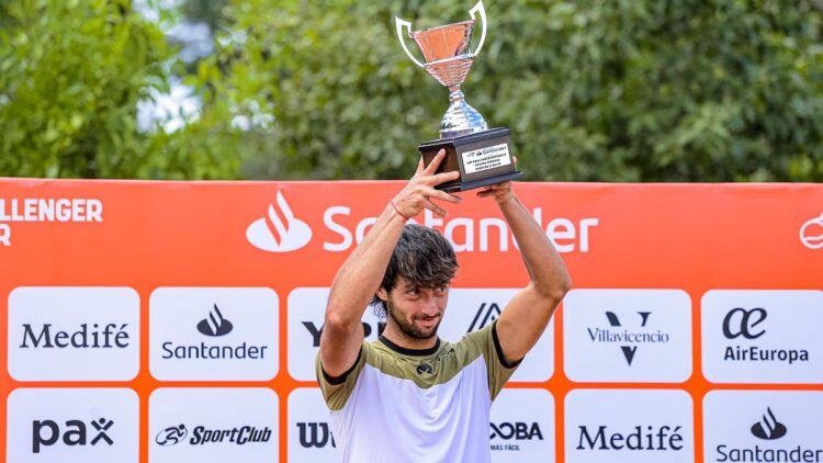 El platense, de 23 años, levantó su primer trofeo en el país ante su compatriota juan Pablo Ficovich